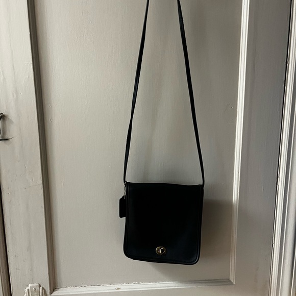 Elegant Black Coach Crossbody Bag - Picture 3 of 7